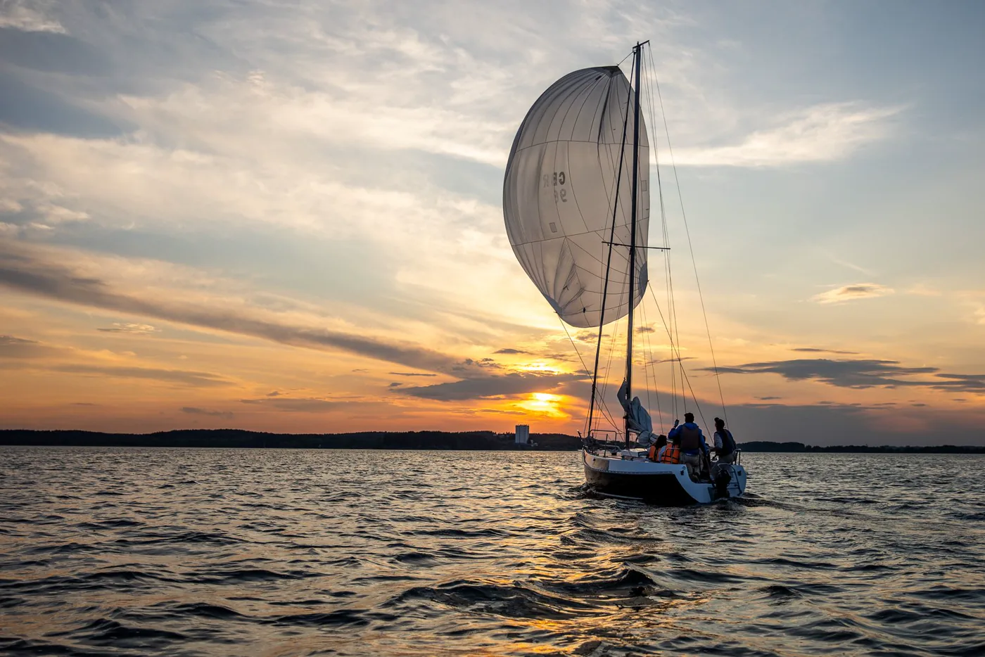 Яхта в открытом море