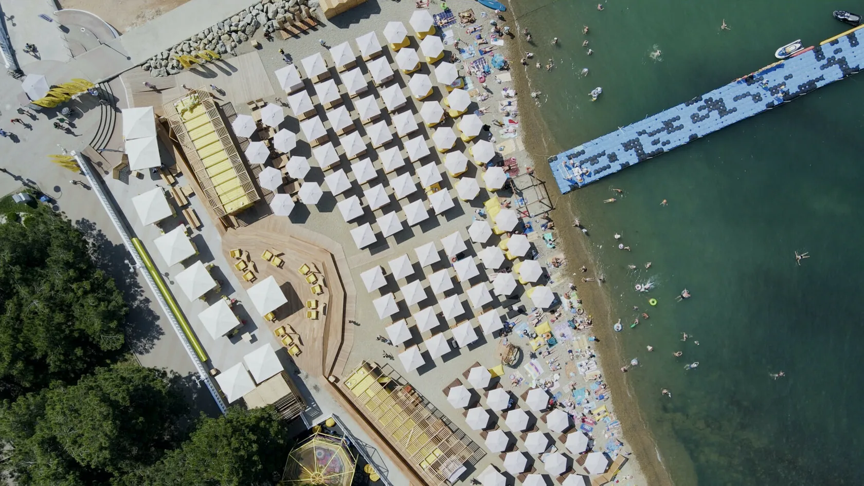 Salamandra Beach Club на берегу Геленджикской бухты