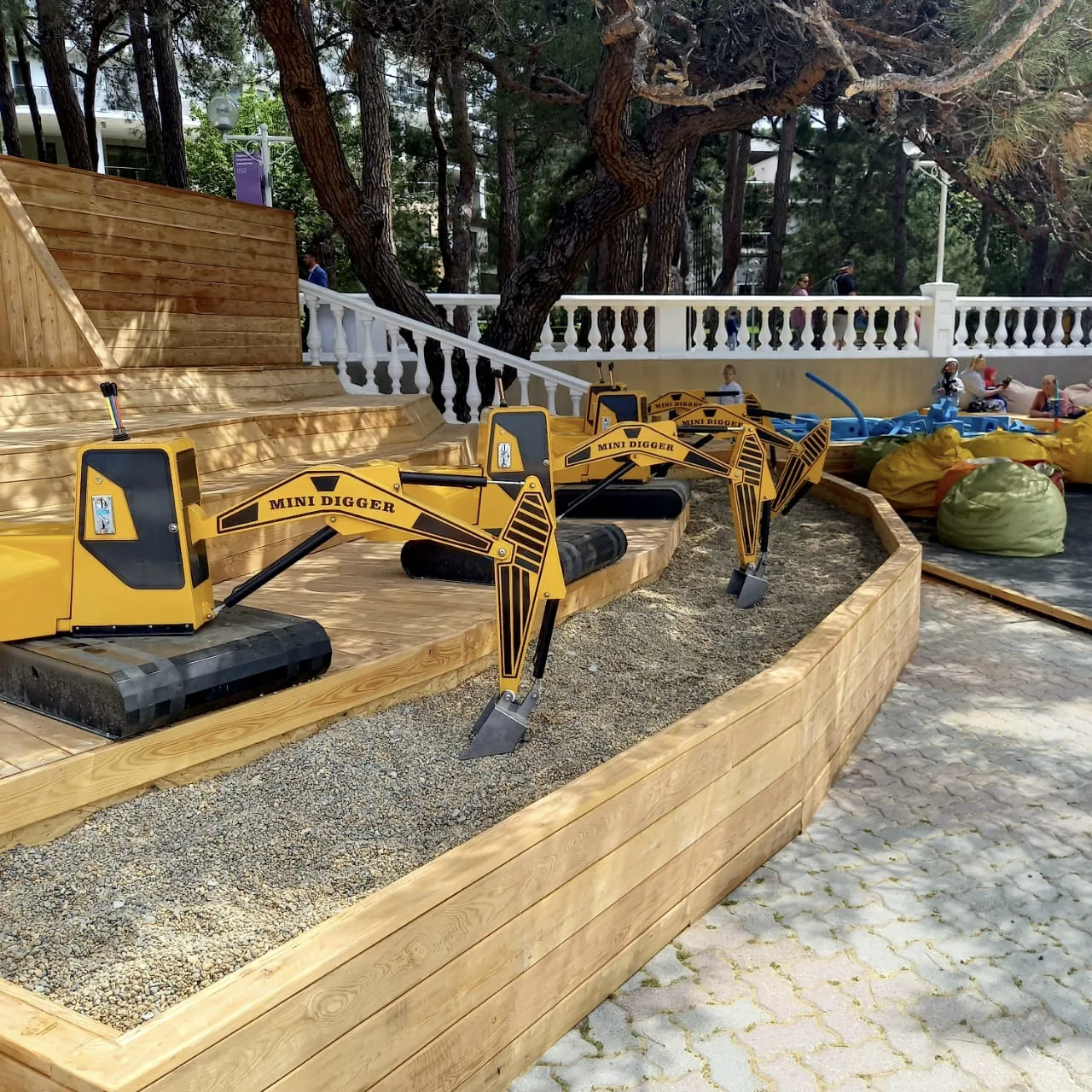 Кровати-ракуши и зона отдыха Salamandra Beach Club